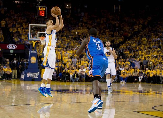 NBA ｜ 库里12粒三分狂轰56 勇士逆转魔术夺5连胜