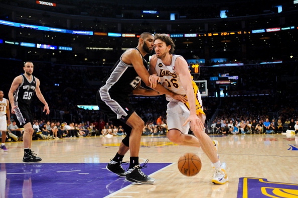 男子下棋时吸烟不慎引燃衣物