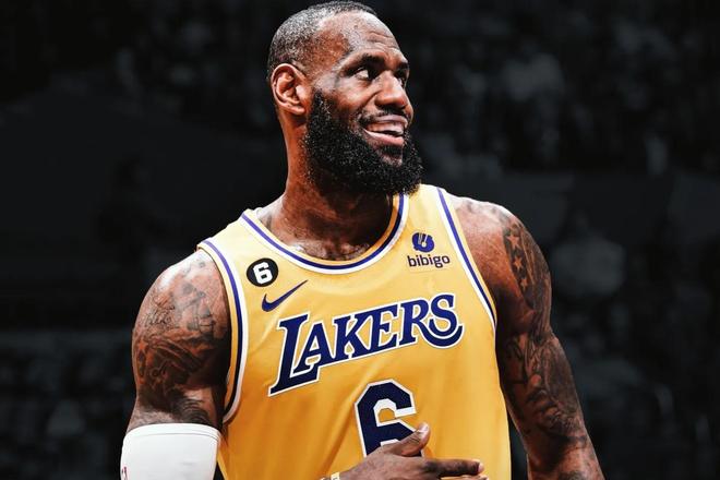 掘金主场有几位小球迷举牌支持威少：拉塞尔拿MVP