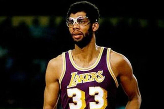 东契奇19分＆詹姆斯10分，湖人半场落后7分